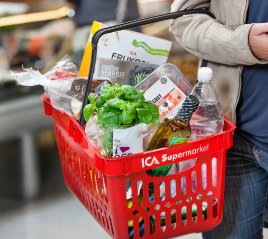 ICA Kundkorg med div. ICA varor i.